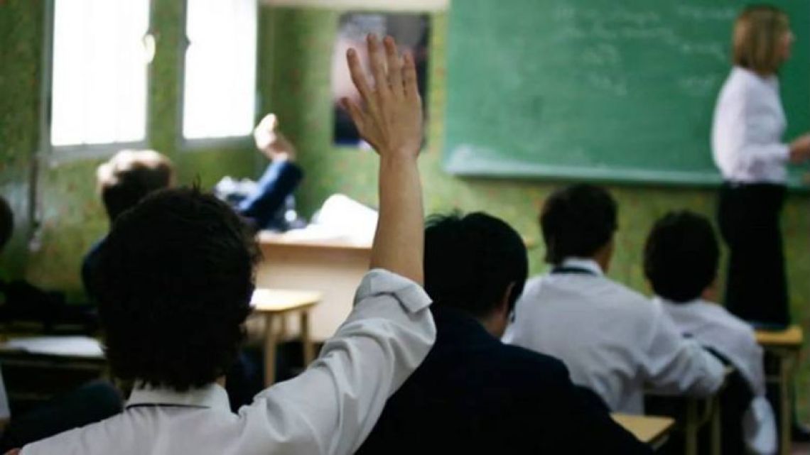 Argentina alcanzó el 74,6% de terminalidad secundaria, pero la desigualdad socioeconómica sigue siendo el desafío