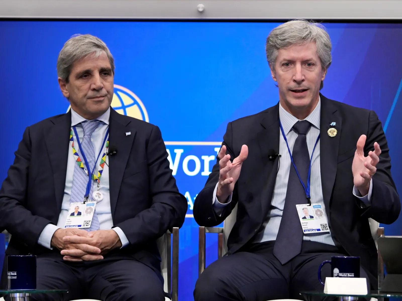 El Ministro de Economía, Luis Caputo, y el Presidente del Banco Central de Argentina, Santiago Bausili, durante un evento público.