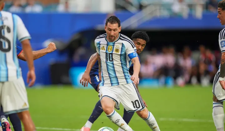 Francia avanza en el Mundial tras vencer a Paraguay, en un partido con polémicas