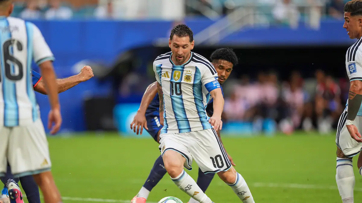 Francia avanza en el Mundial tras vencer a Paraguay, en un partido con polémicas