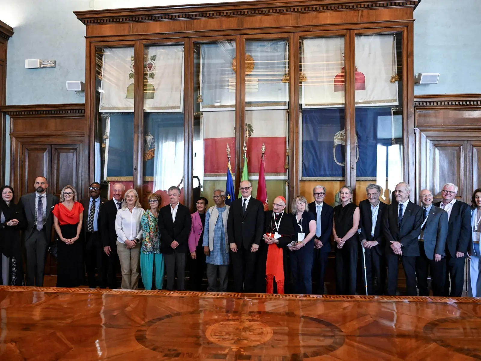 Premios Nobel, científicos y representantes de la Iglesia Católica reunidos en el Capitolio de Roma para firmar la "Declaración de Roma".