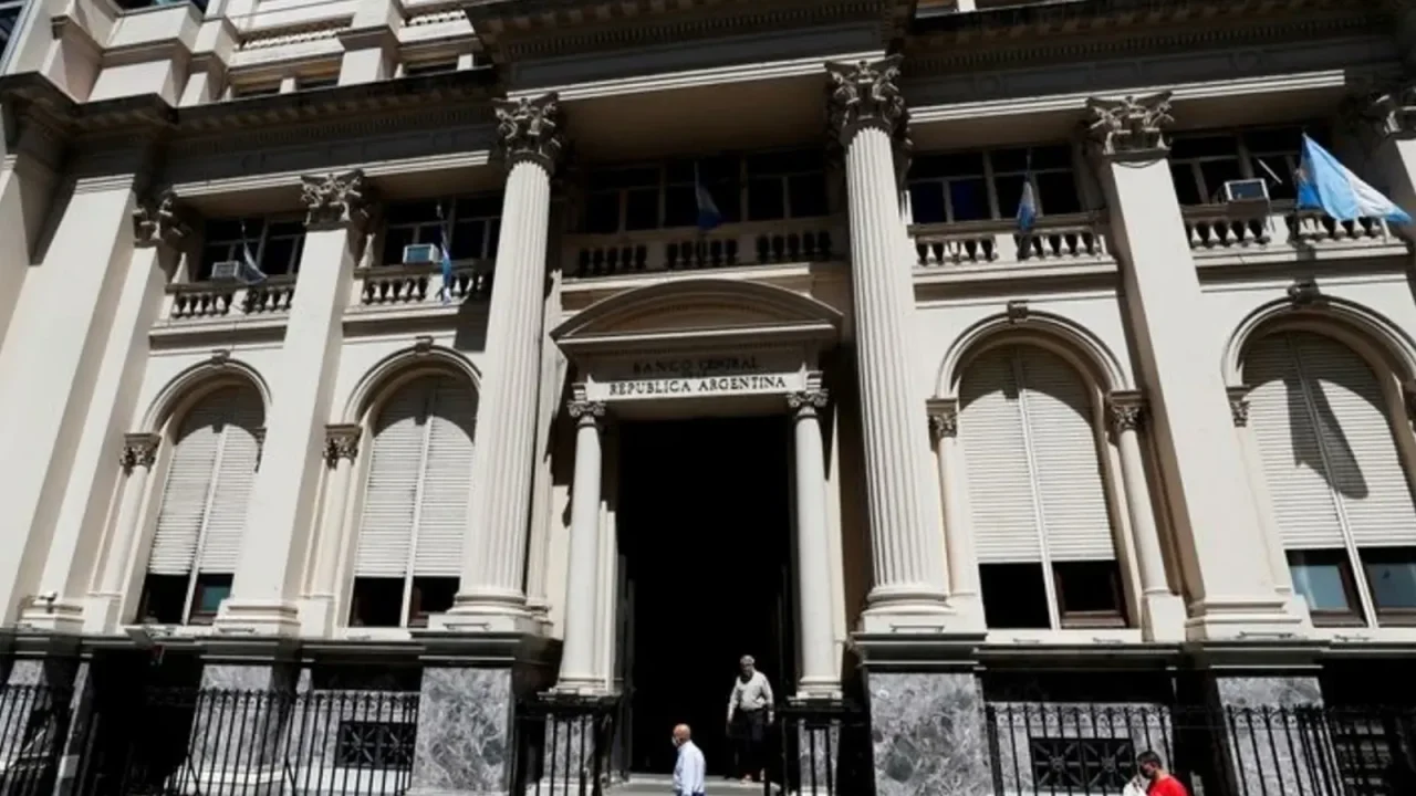 El Banco Central de la República Argentina (BCRA) ha logrado un hito significativo al alcanzar reservas netas positivas por un valor de US$