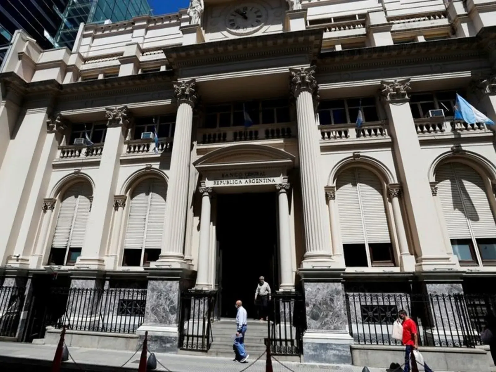 Fachada del edificio del Banco Central de la República Argentina en Buenos Aires.