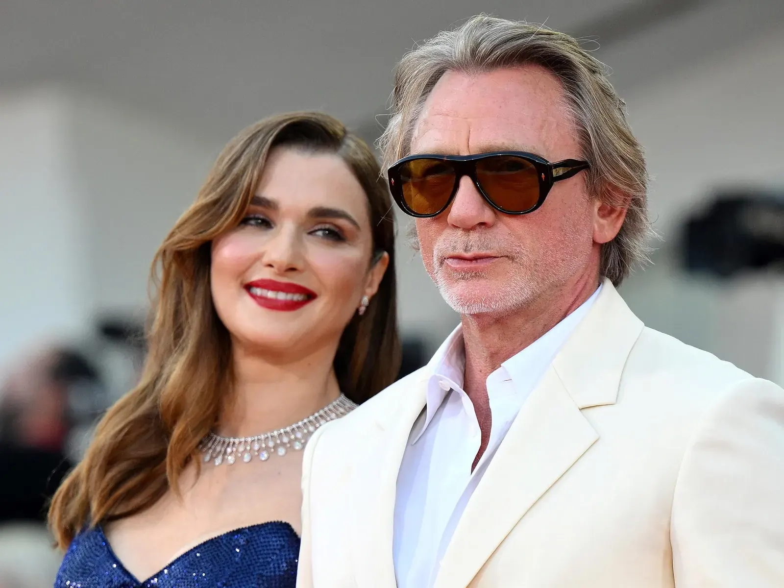 Daniel Craig y Rachel Weisz posando juntos en una alfombra roja.
