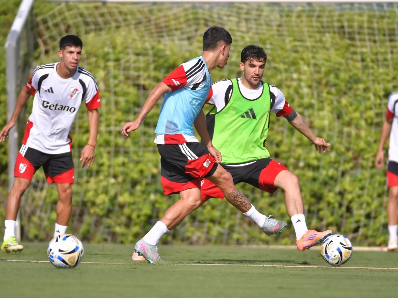 Jugadores de River Plate y Flamengo disputan un balón durante un amistoso en Portugal.