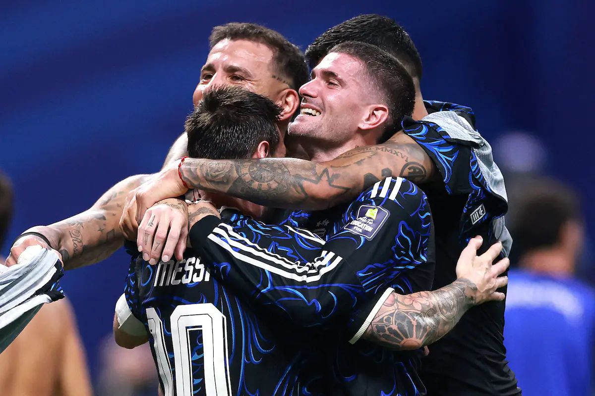 Jugadores de la Selección Argentina de fútbol unida en celebración durante un partido.