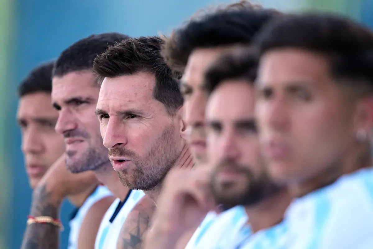 Jugadores de la Selección Argentina desembarcando en Nueva York, con el fondo de una ciudad afectada por la neblina de humo.