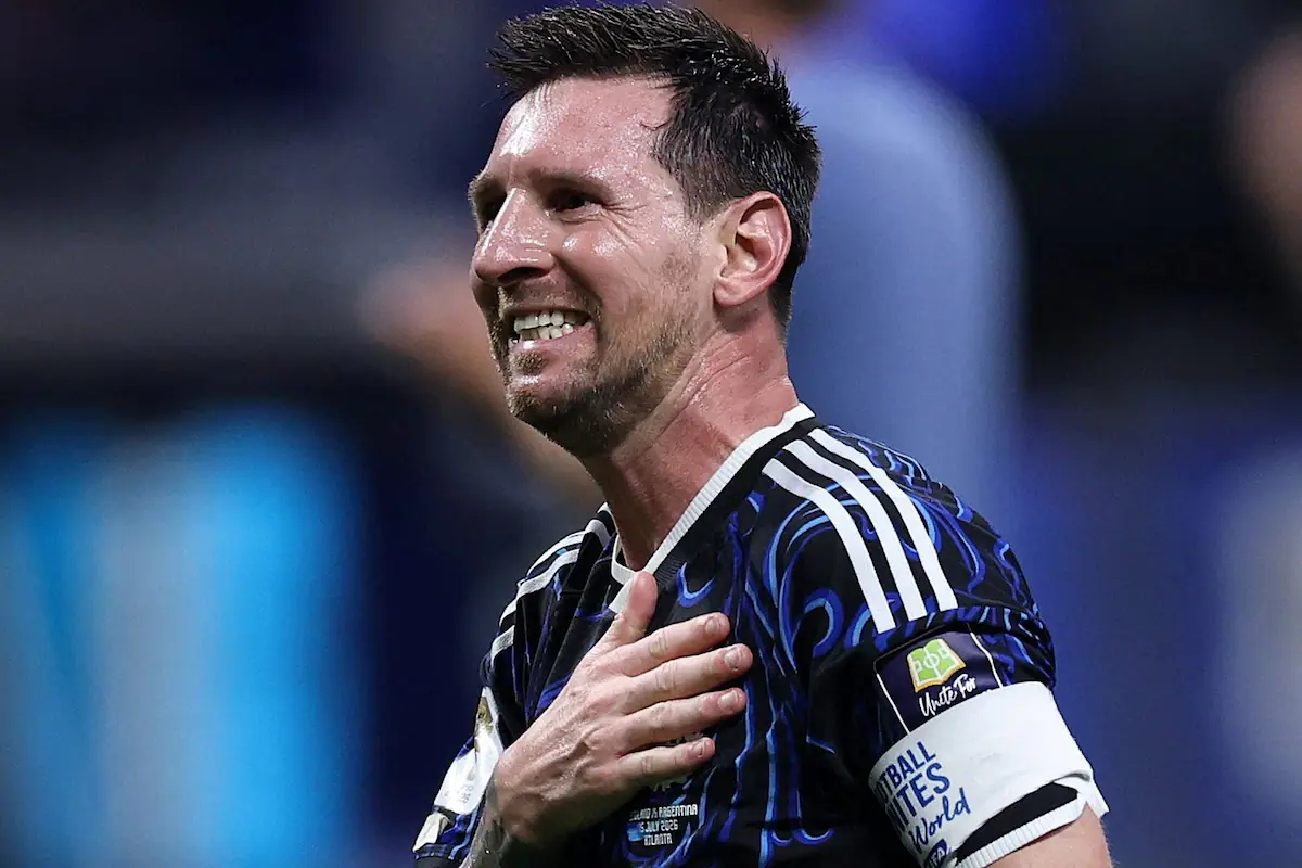 Lionel Messi con la camiseta de la Selección Argentina, posando en la previa de una final del Mundial.