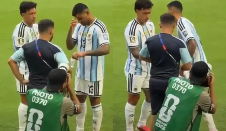 El ritual de agua bendita de los defensores de la Selección Argentina, Cristian “Cuti” Romero y Lisandro “Licha” Martínez, capturó la atenci