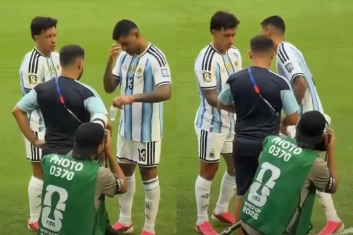 Jugadores de la Selección Argentina de fútbol en el campo de juego durante un partido del Mundial 2026.