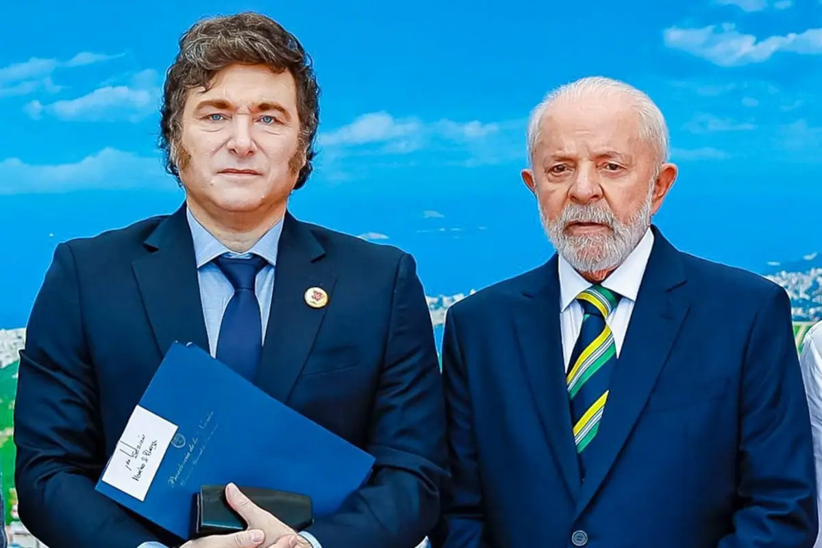 Javier Milei durante su discurso en el lanzamiento de la candidatura de Flavio Bolsonaro en el estadio Pacaembú, San Pablo, Brasil, julio de 2026.
