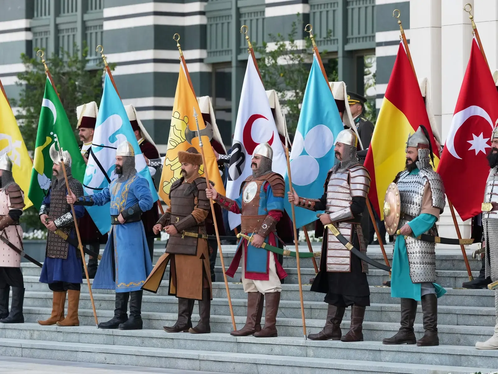 Miembros de la Guardia de Honor Histórica en la ceremonia de bienvenida al presidente Donald Trump en el Palacio Presidencial de Bestepe durante la cumbre de la OTAN en Ankara.