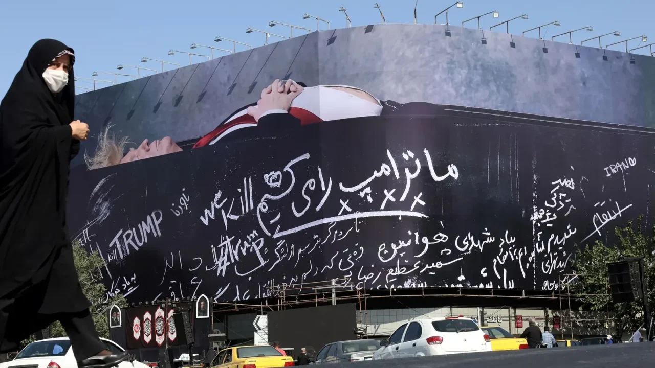 Una nueva obra de arte público apareció en la capital iraní, Teherán, generando un fuerte impacto visual y político. El mural, ubicado en la