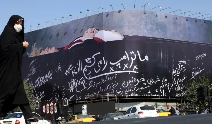 Una nueva obra de arte público apareció en la capital iraní, Teherán, generando un fuerte impacto visual y político. El mural, ubicado en la