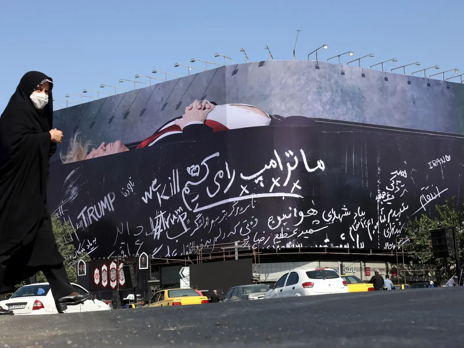Mural en la Plaza Enghelab de Teherán con la imagen de Donald Trump en un ataúd y la frase "Mataremos a Trump".