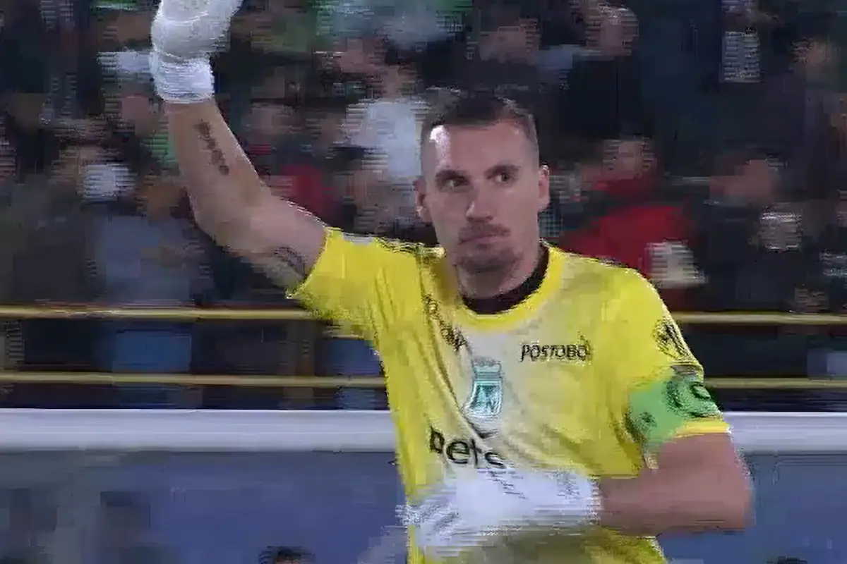 Franco Armani, arquero argentino, recibe la ovación de los hinchas de Atlético Nacional en el estadio El Campín de Bogotá durante su reestreno con el club colombiano.