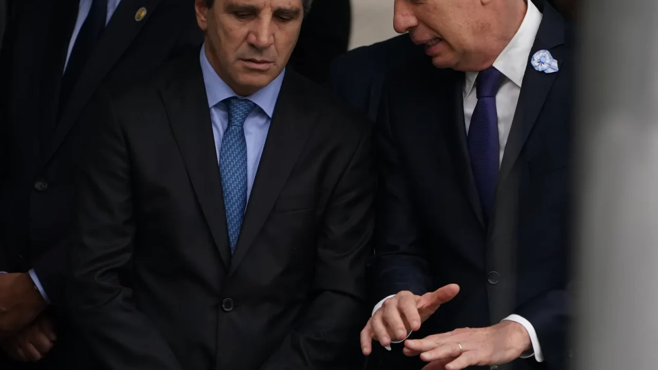 El jefe de Gabinete, Diego Santilli, y el ministro de Economía, Luis Caputo, han formado una alianza estratégica en la Casa Rosada con el ob