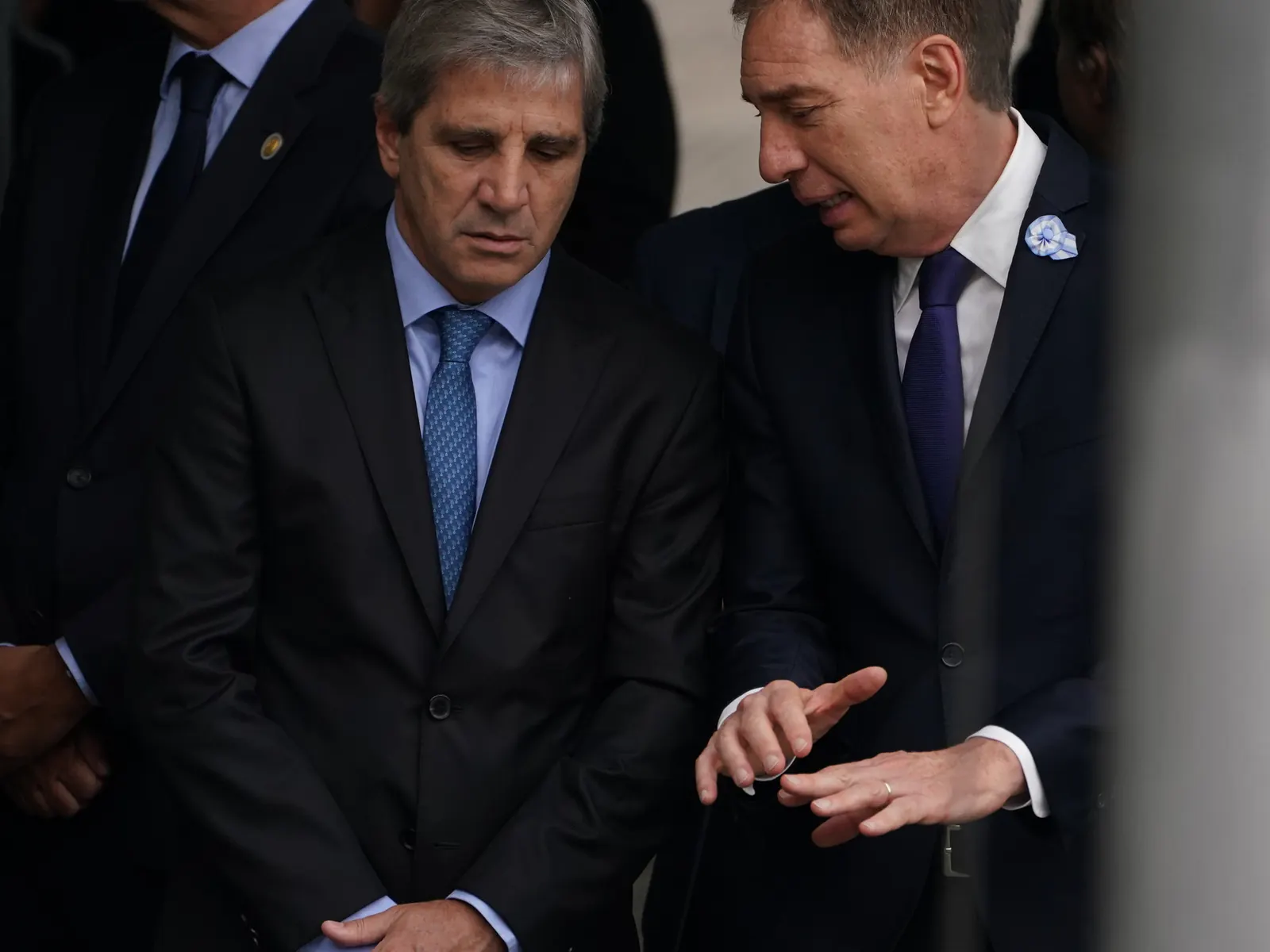 El Ministro de Economía Luis Caputo y el Jefe de Gabinete Diego Santilli en una reunión en la Casa Rosada.