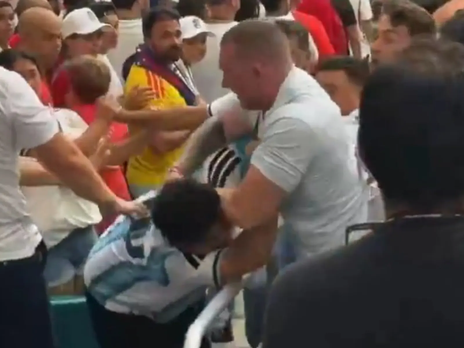 Hinchas argentinos e ingleses en un enfrentamiento en las gradas de un estadio de fútbol.