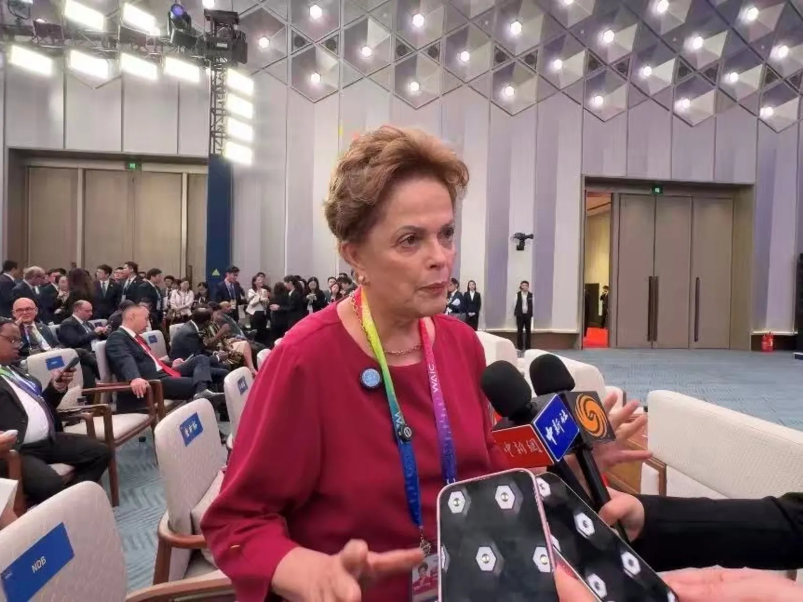 Dilma Rousseff en la Conferencia Mundial sobre Inteligencia Artificial 2026 en Shanghái, hablando sobre la participación de Argentina en los BRICS.