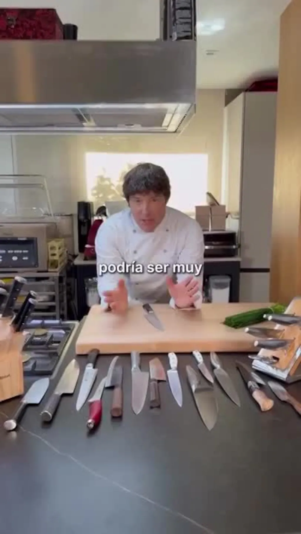 Chef Jordi Cruz demostrando la técnica de corte de alimentos con un cuchillo en una cocina.