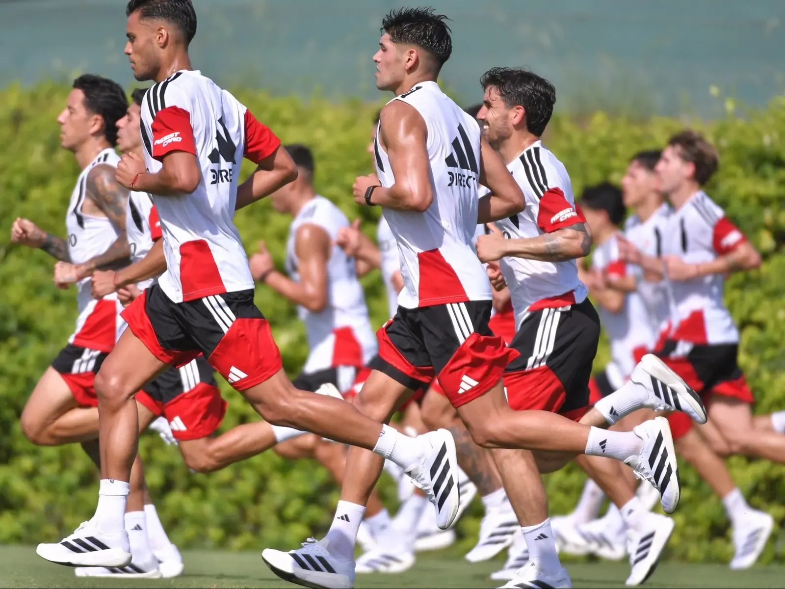 Jugadores de River Plate realizan ejercicios tácticos durante la práctica previa al partido contra Gimnasia en La Plata