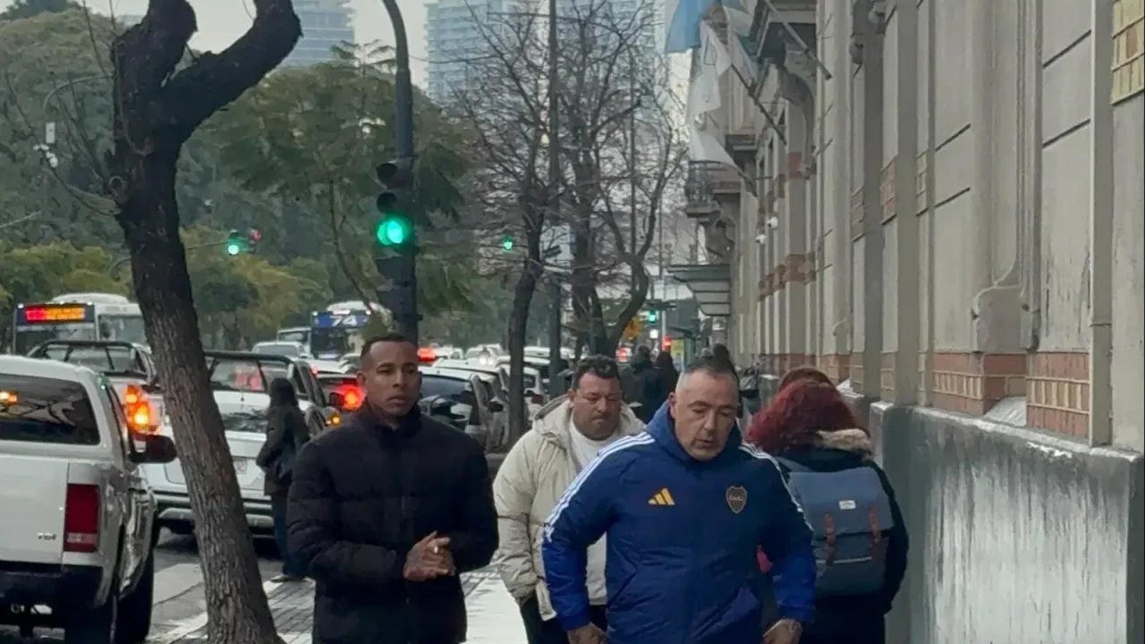 El futuro de Sebastián Villa en el fútbol argentino parece estar cada vez más cerca de definirse. El delantero colombiano, cuya salida de Bo