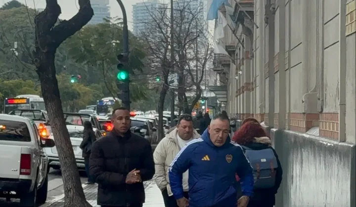 El futuro de Sebastián Villa en el fútbol argentino parece estar cada vez más cerca de definirse. El delantero colombiano, cuya salida de Bo