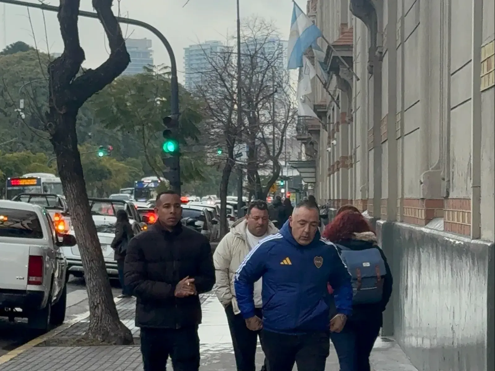 Sebastián Villa llegando a un centro médico en Buenos Aires para su revisión médica con Boca Juniors.