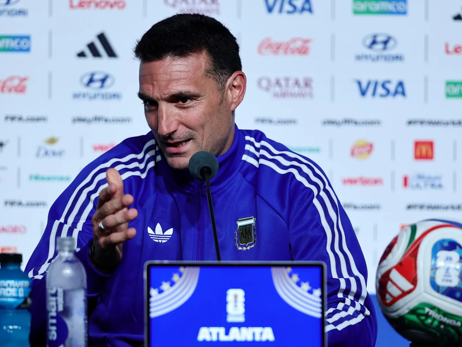 Lionel Scaloni, director técnico de la Selección Argentina de fútbol, habla durante una conferencia de prensa.