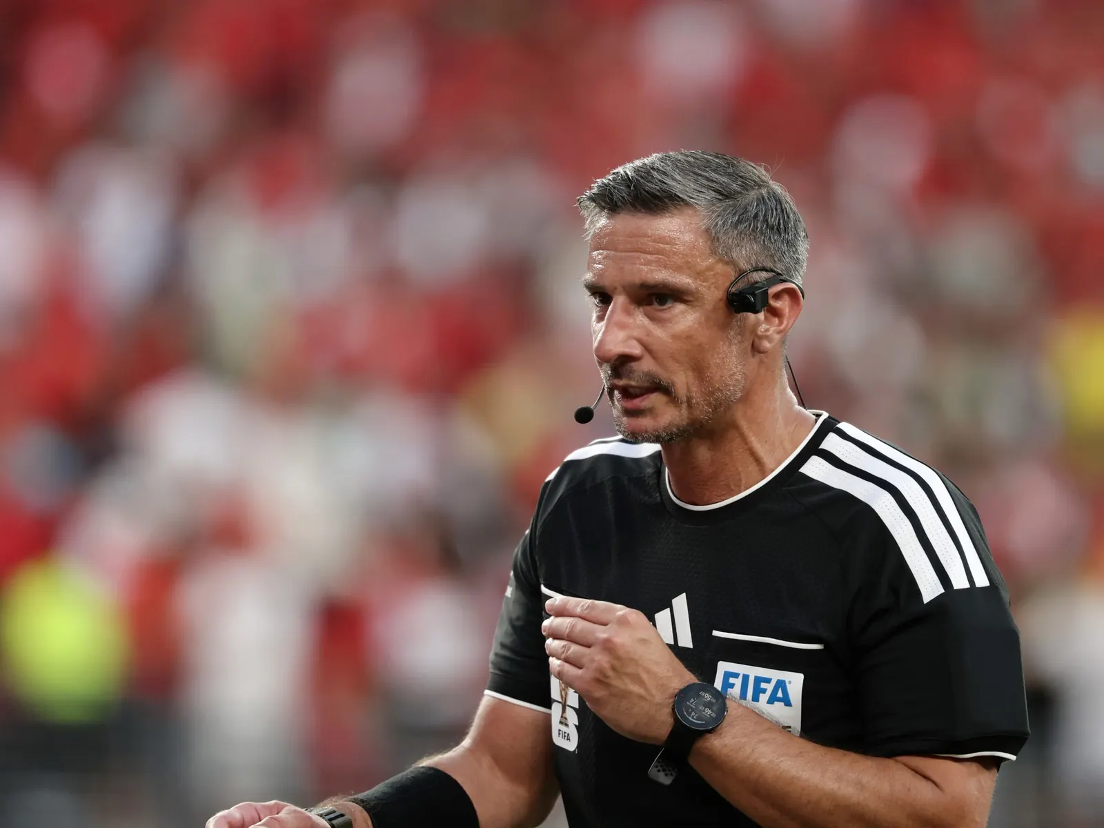 El árbitro esloveno Slavko Vincic en acción durante un partido de fútbol.