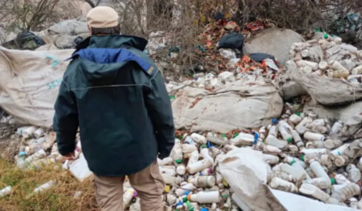 Clausuran un acopio ilegal de envases de fitosanitarios en Río Cuarto y exponen a trabajadores a sustancias tóxicas