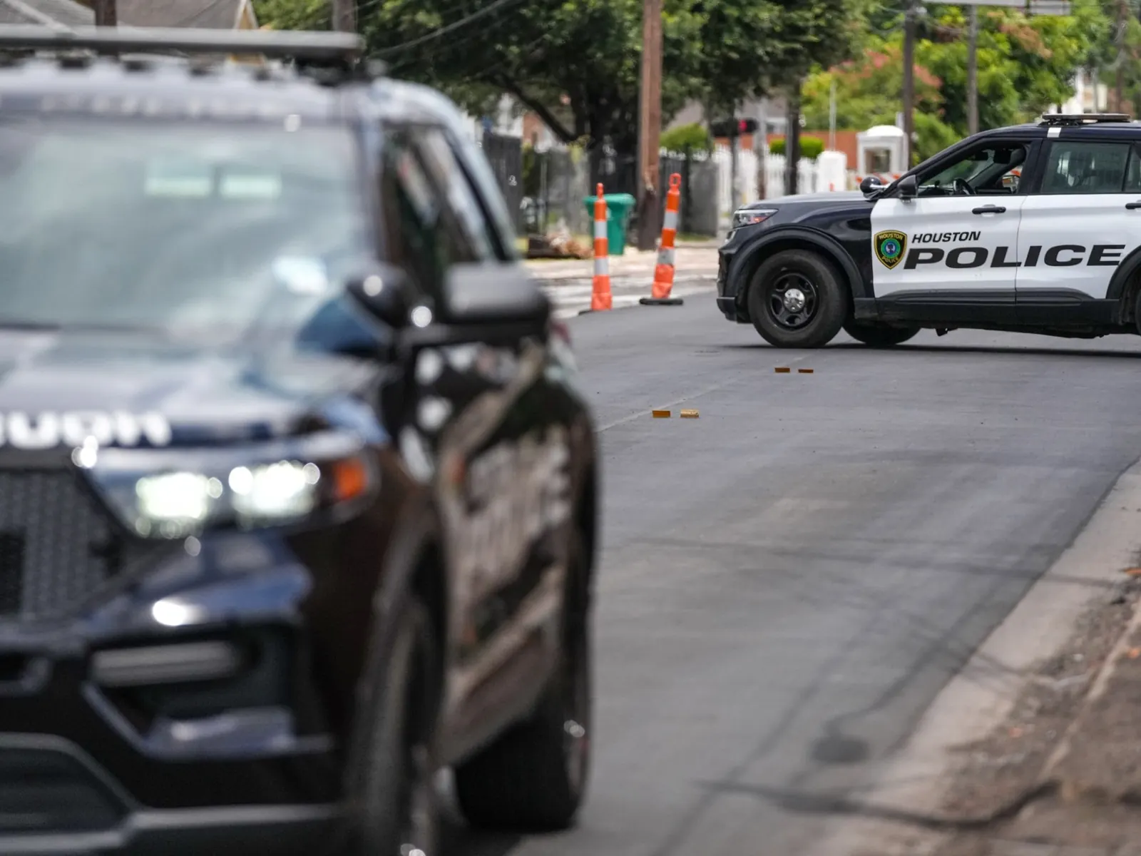 Agentes federales realizando un operativo en una calle de Houston, Texas.