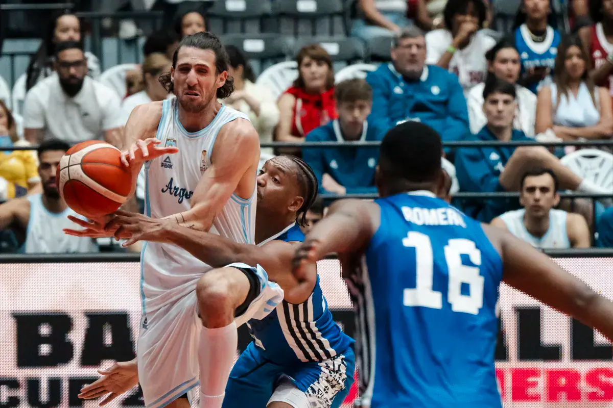 Jugadores de la Selección Argentina de Básquet celebran una jugada durante el partido contra Panamá en las Eliminatorias al Mundial 2027.