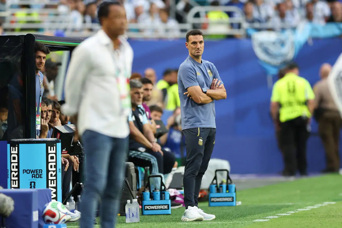 Lionel Scaloni, director técnico, dando indicaciones a los jugadores de la Selección Argentina durante un partido