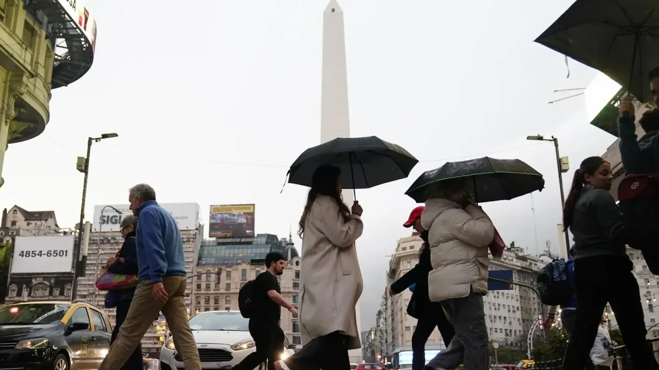 Lloviznas en el AMBA y alerta roja por frío extremo en Santa Cruz: el pronóstico del SMN para el fin de semana