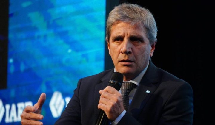 Caputo presenta la nueva “Inocencia Fiscal” con cambios clave para ahorros en dólares