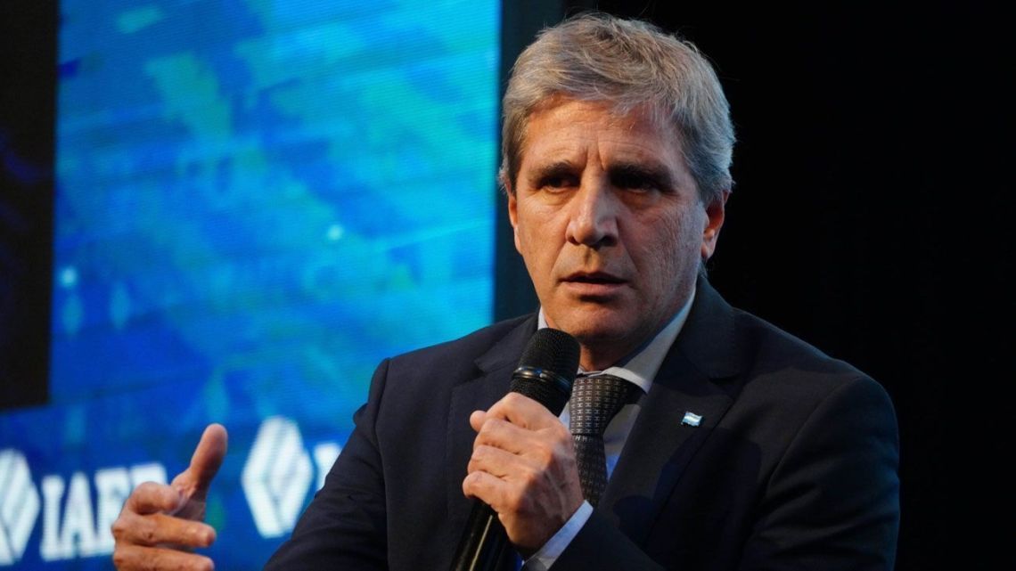 Caputo presenta la nueva “Inocencia Fiscal” con cambios clave para ahorros en dólares