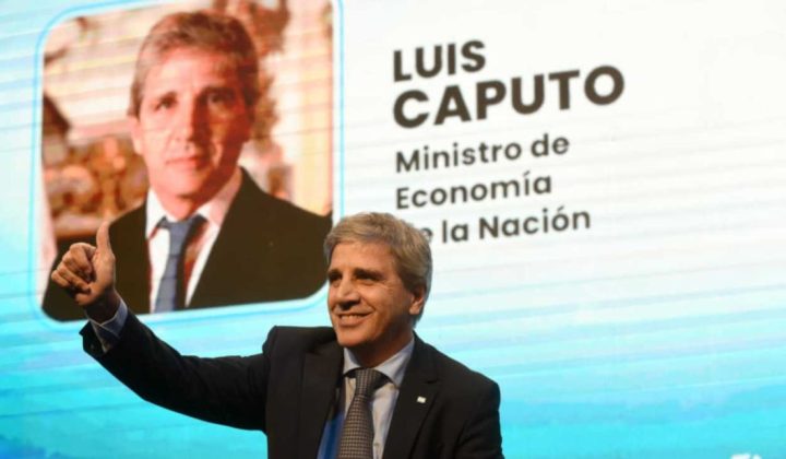 Caputo busca relanzar la imagen presidencial y apuntar a Wall Street tras la salida de Adorni