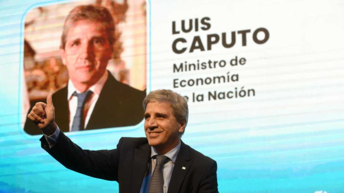 Caputo busca relanzar la imagen presidencial y apuntar a Wall Street tras la salida de Adorni