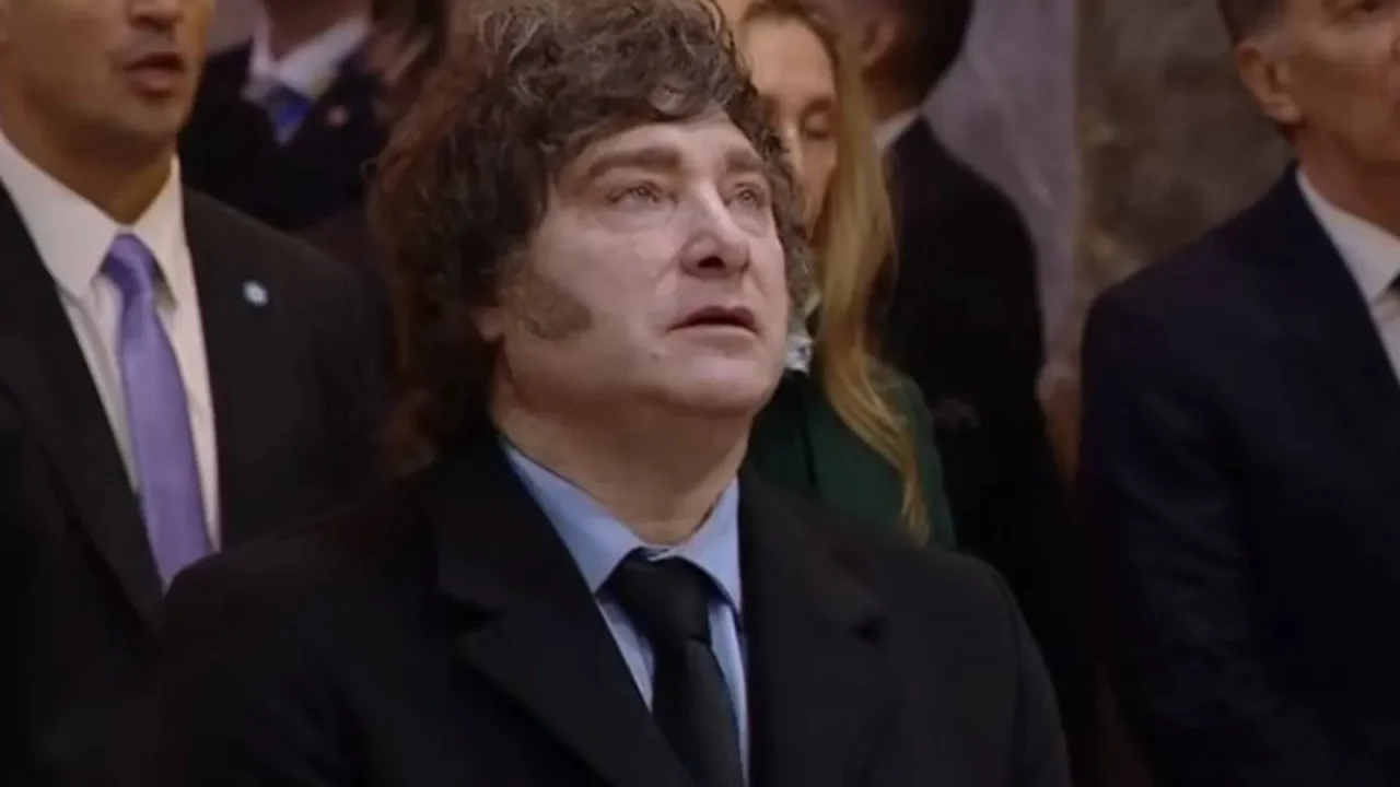 El Presidente Javier Milei se encuentra en una encrucijada donde su profunda convicción en la teoría económica se enfrenta a la inexorable m