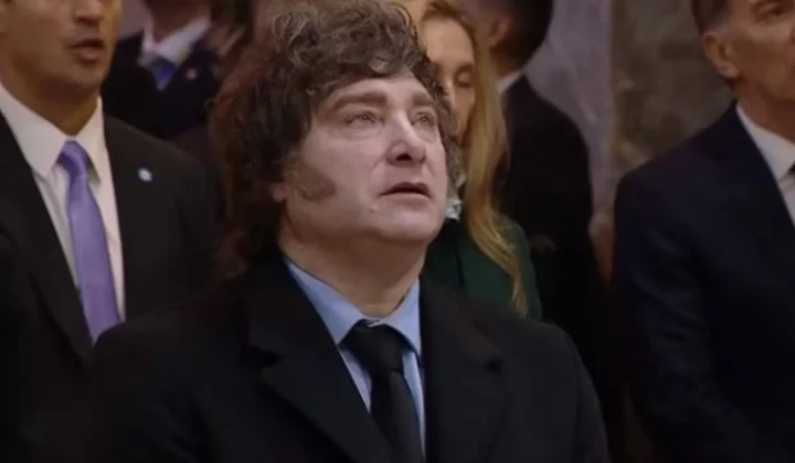 El Presidente Javier Milei se encuentra en una encrucijada donde su profunda convicción en la teoría económica se enfrenta a la inexorable m
