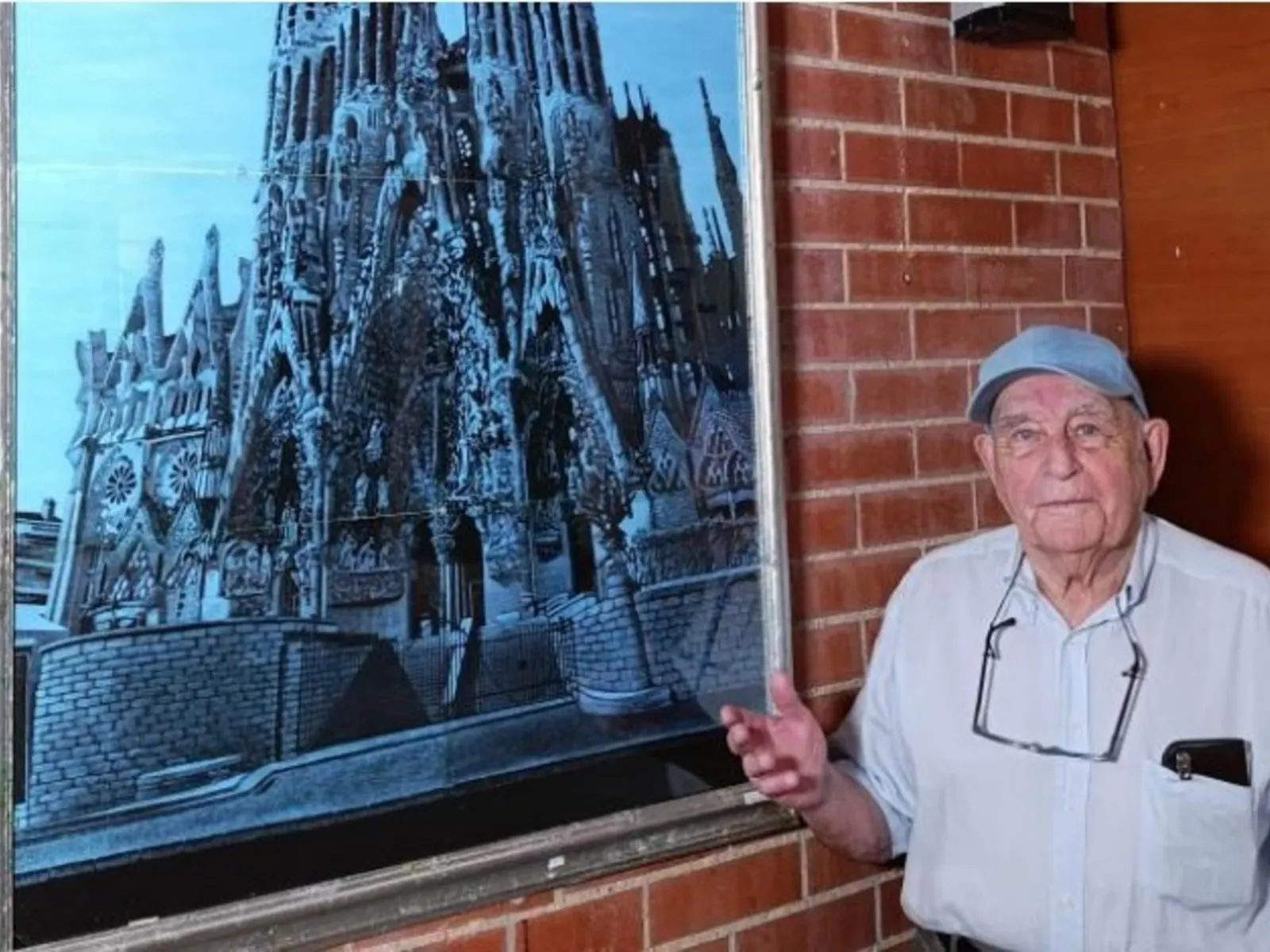 José Antonio Mateo Flórez, un hombre de 90 años, trabajando en su estudio artístico con radiografías y herramientas de grabado.
