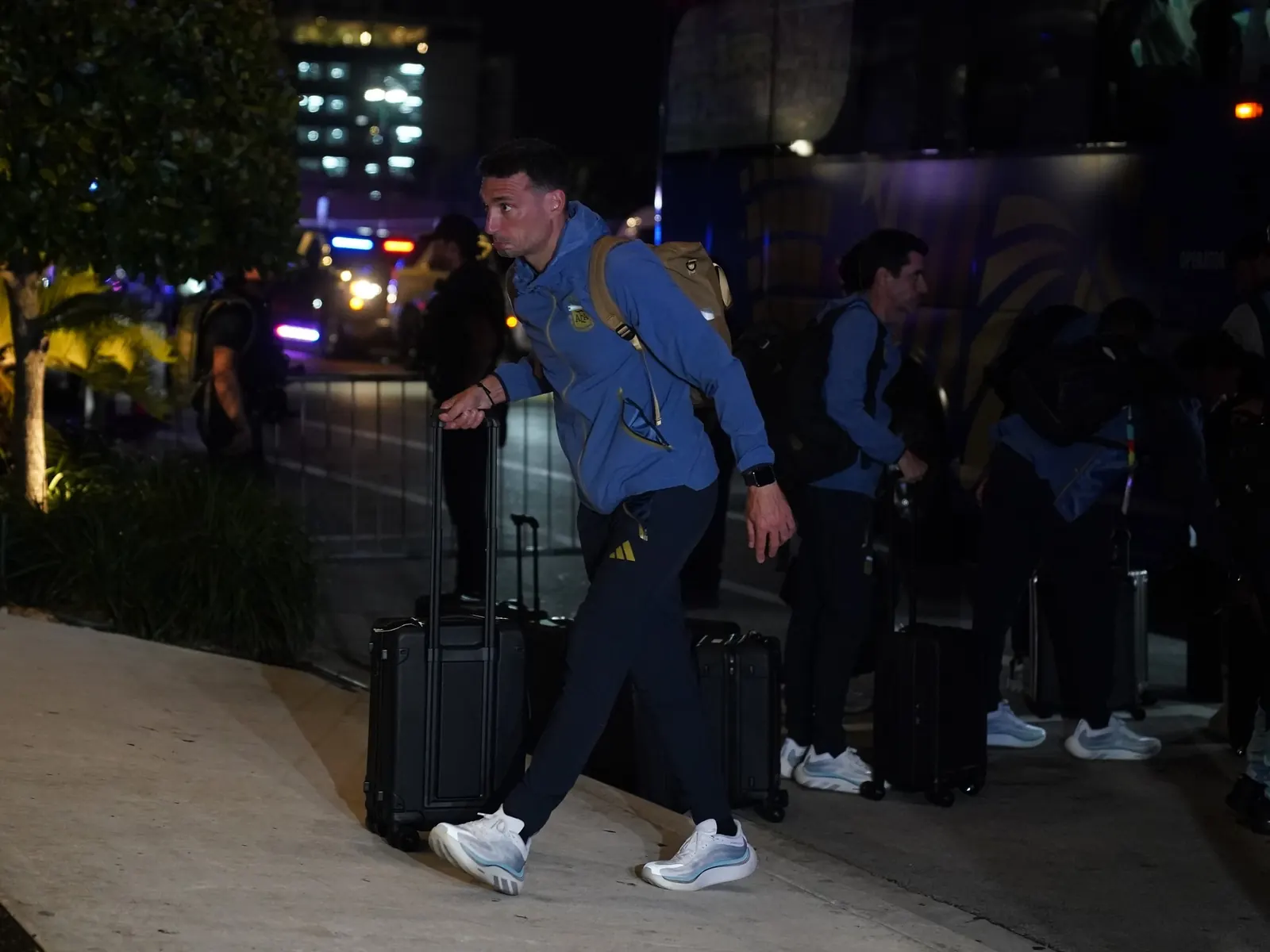 Lionel Scaloni celebra con el equipo de la Selección Argentina tras una victoria.