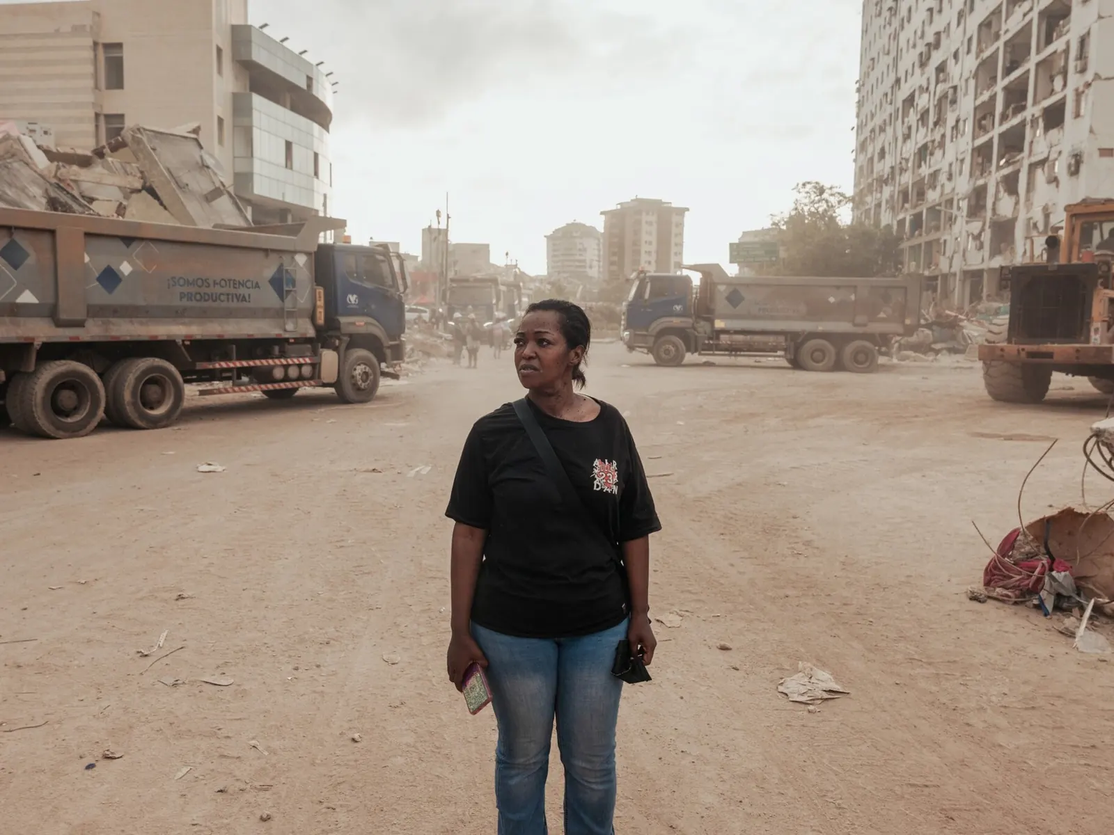 Equipos de rescate trabajando entre los restos de edificios colapsados en La Guaira, Venezuela, tras los terremotos.