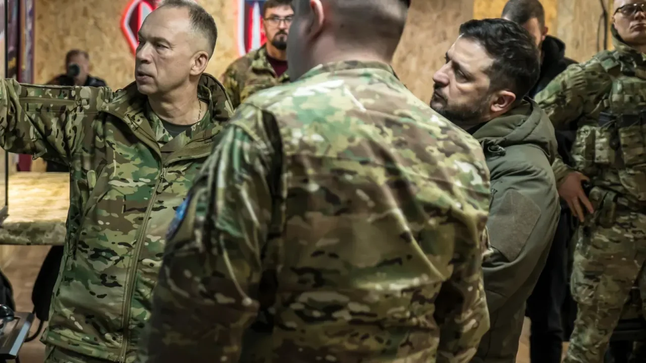 El presidente ucraniano, Volodymyr Zelensky, enfrenta una crisis política interna sin precedentes tras la destitución de su popular ministro