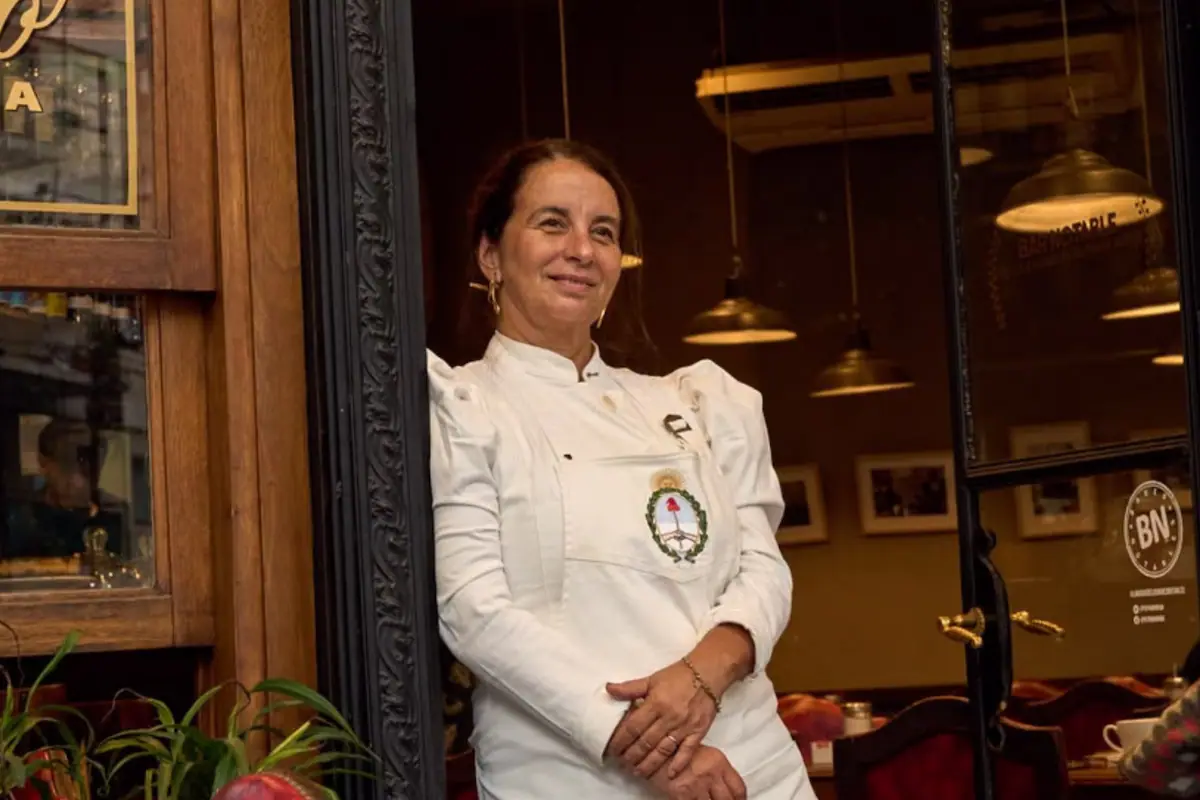 Paula Comparatore, chef y veterinaria, en una cocina profesional durante una demostración gastronómica en Argentina.