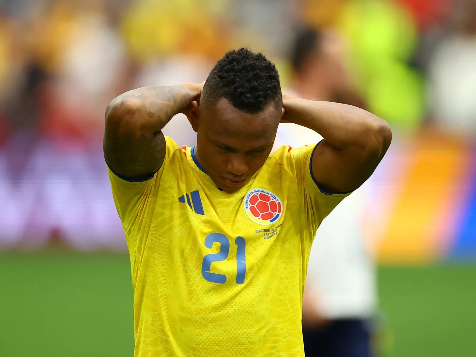 Jaminton Campaz visiblemente afectado y llorando sobre el césped tras la eliminación de Colombia en el Mundial 2026.