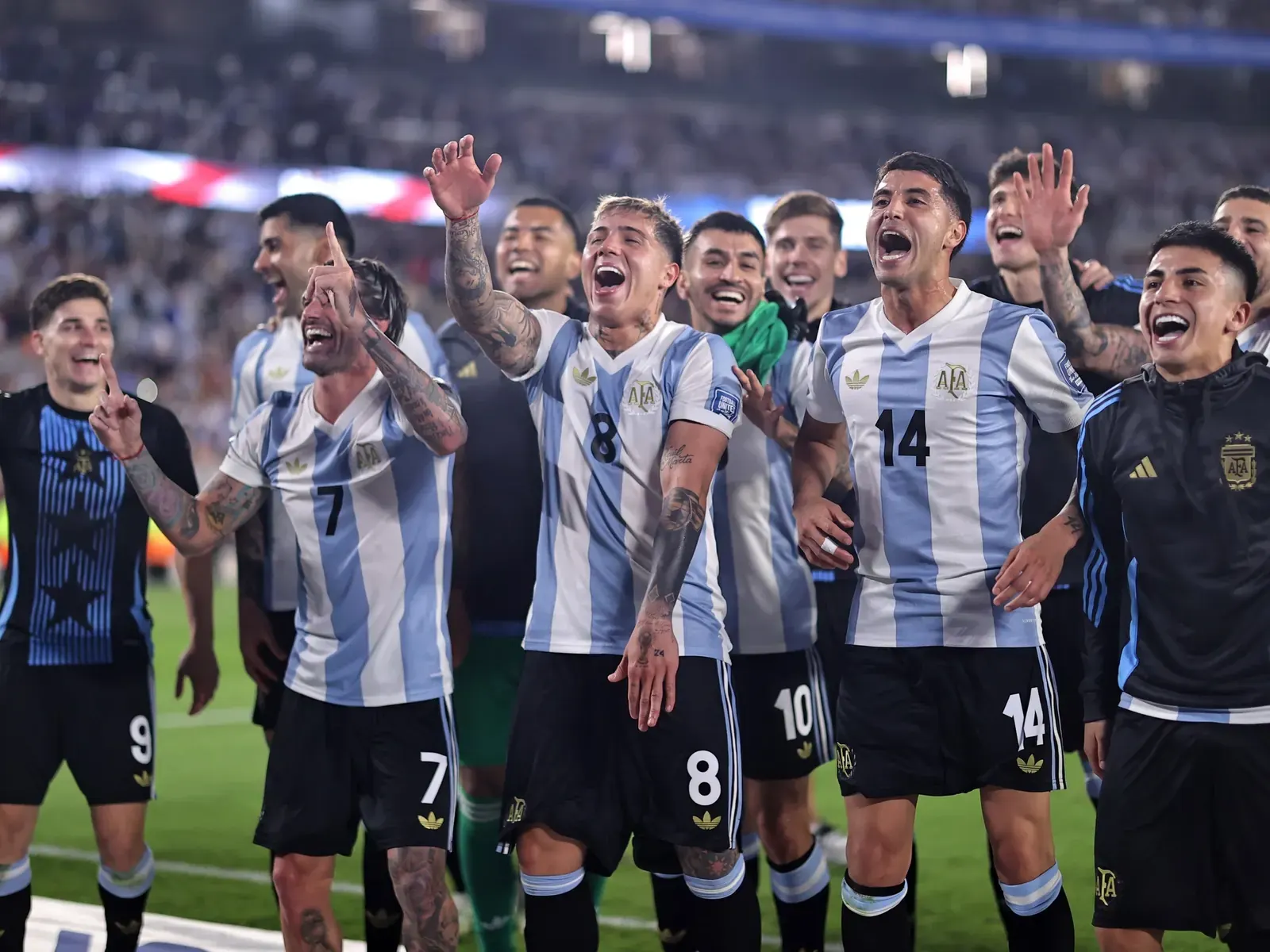 Jugadores de la Selección Argentina de fútbol entrenando con camisetas albicelestes en una cancha.