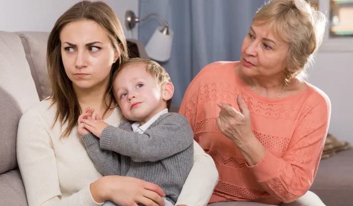La “Generación Sándwich”: El Desgaste de Cuidar a Dos Familias